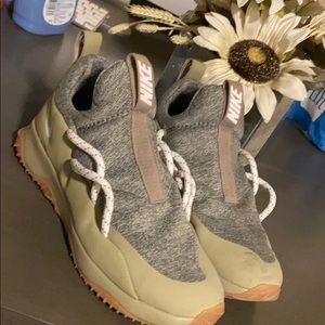 Nike gray/green